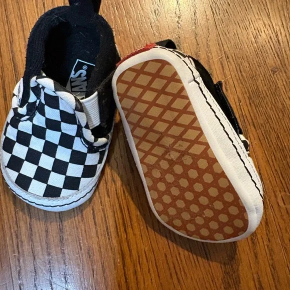 Vans infant Black and White Checkered Sneakers - Picture 2 of 3